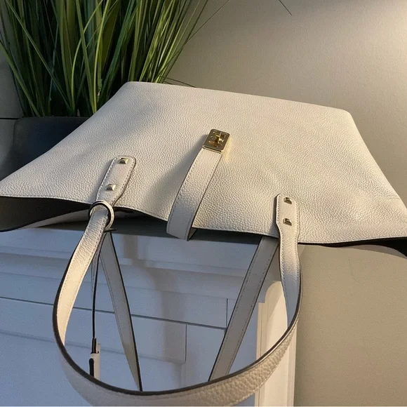 Michael Kors Elegant White Tote Bag - Picture 4 of 11